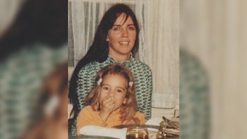 La foto acertijo: ¿Quién es esta niña que imitaba a su madre cantante de ópera y se convirtió en una estrella pop global?