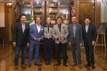 La presidenta reconoce a la agrupación por proyectar a las y los mexicanos en el país y fuera de él