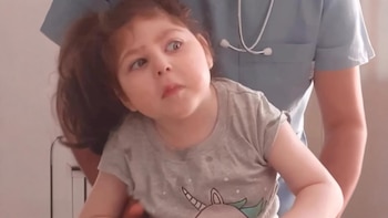 Como Nina Cipollone, la beba que sin signos vitales, sobrevivió, pero ahora no camina ni habla