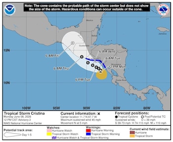 Mapa de NOAA con trayectoria pronosticada de Huracán Melissa sobre Centroamérica. Se observa el cono de incertidumbre cubriendo Nicaragua, El Salvador y Honduras