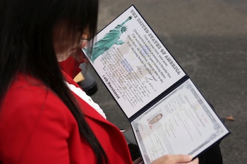 Una mujer muestra el documento