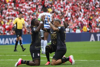 Hugo Rodallega fue asistido por Facundo Fagúndez en el gol que abrió el marcador a favor de Independiente Santa Fe contra Boyacá Chicó - crédito Catalina Olaya/Colprensa