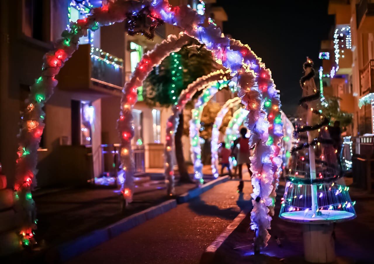 La instalación de luces y adornos navideños está permitida en balcones, ventanas o puertas, siempre que no se altere la estética del edificio - crédito Alcaldía de Barranquilla