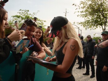 La Bichota firmó algunos discos a sus fans de brasileros - crédito @weinthecrowd / X