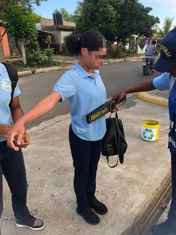 Las autoridades educativas adoptan medidas preventivas tras registrarse un alarmante aumento de comportamientos violentos en instituciones escolares dominicanas. (Foto cortesía Policía de República Dominicana)