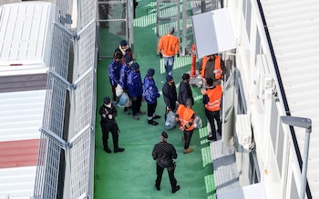 En esta foto aérea, tomada por un dron, se muestra a varios migrantes entrando en un centro de detención para procesos posteriores a rechazos previos de los tribuales, en el puerto de Shengjin, en el noroeste de Albania, el martes 28 de enero de 2025. / Imagen de archivo - Associated Press - Vlasov Sulaj