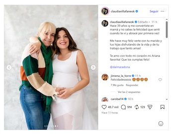 Dalma Maradona, sonriente y embarazada en un vestido blanco, es abrazada por su madre Claudia Villafañe, quien viste jeans y un suéter a rayas