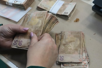 Dinero estropeado por la humedad.