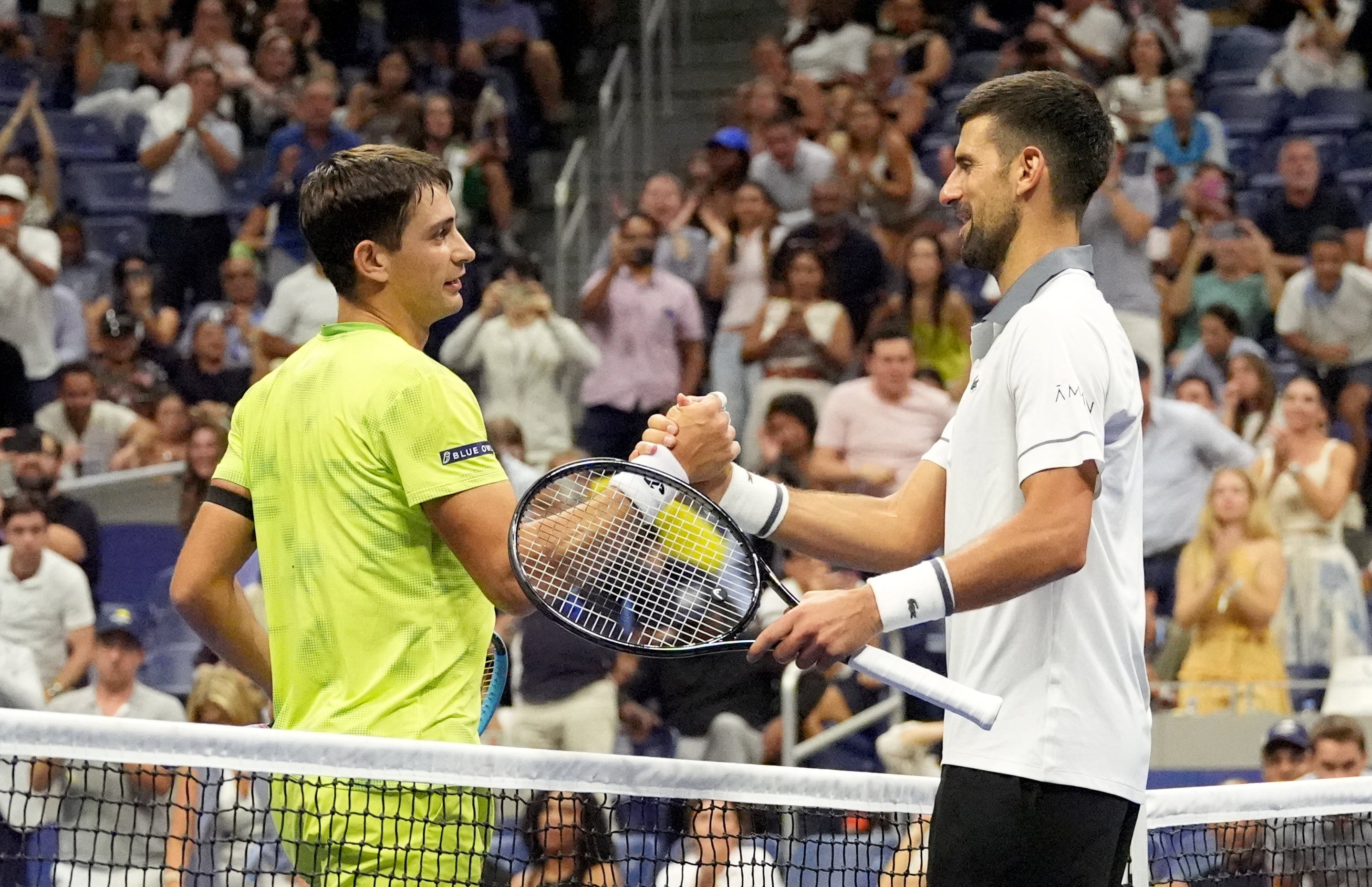 Novak Djokovic felicita a Mariano Navone tras el partido (Crédito: REUTERS/Robert Deutsch)