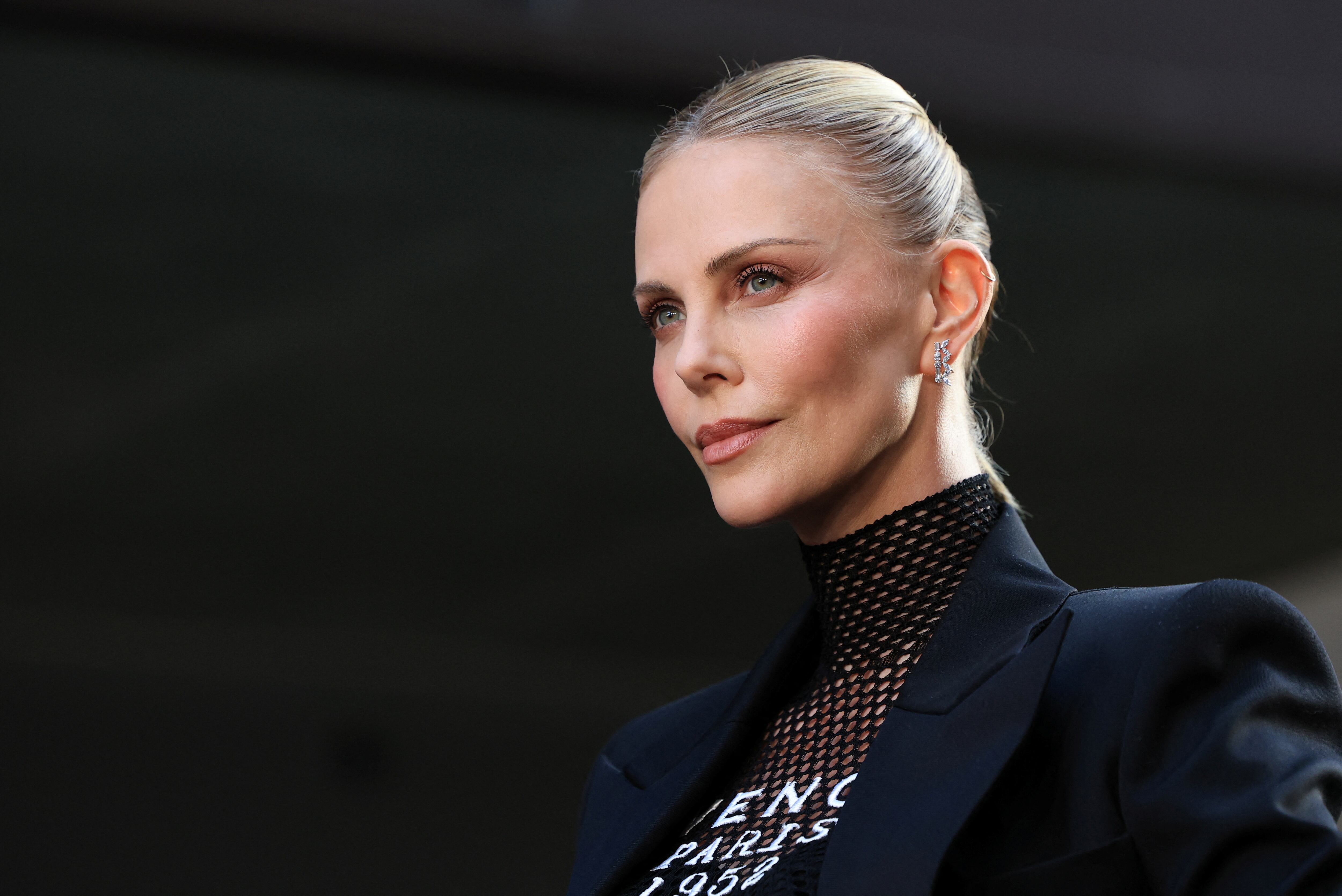 Theron encabeza la promoción de