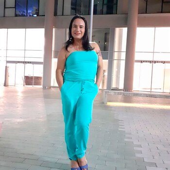 Es comunicadora y actriz, vino