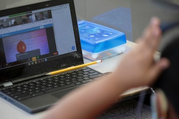 Cada filtro que una escuela instala encuentra, tarde o temprano, a un adolescente dispuesto a sortearlo (REUTERS/Tom Brenner)