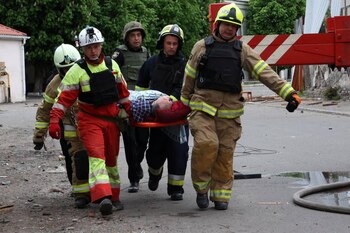 Rescatistas trasladan a un herido en Dnipropetrovsk (REUTERS)