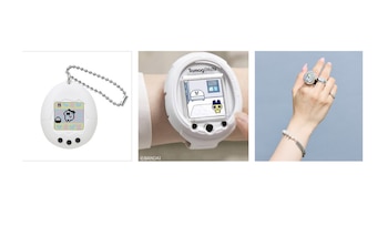 Tres imágenes exhiben dispositivos blancos de Tamagotchi en forma de llavero con cadena, reloj de pulsera y anillo en una mano