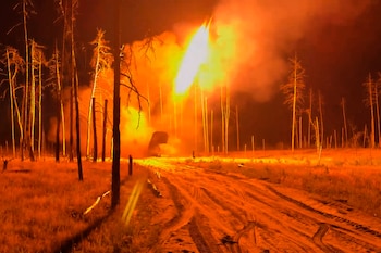 En esta imagen, tomada de un video distribuido por el servicio de prensa del Ministerio de Defensa de Rusia el 30 de junio de 2026, un lanzacohetes ruso TOS-1 Solntsepyok dispara un proyectil hacia posiciones ucranianas
(Servicio de prensa del Ministerio de Defensa de Rusia vía AP)