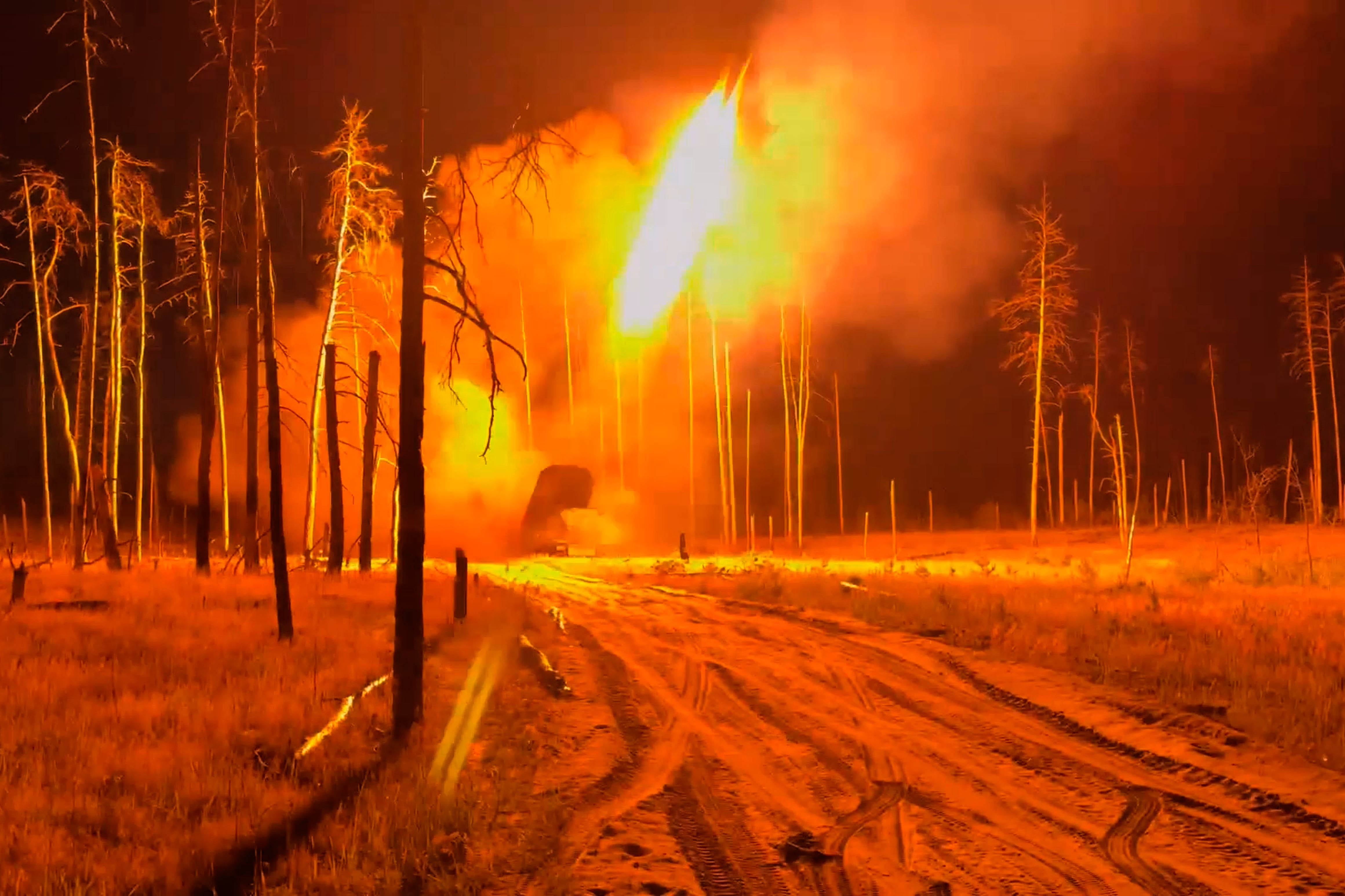 En esta imagen, tomada de un video distribuido por el servicio de prensa del Ministerio de Defensa de Rusia el 30 de junio de 2026, un lanzacohetes ruso TOS-1 Solntsepyok dispara un proyectil hacia posiciones ucranianas
(Servicio de prensa del Ministerio de Defensa de Rusia vía AP)