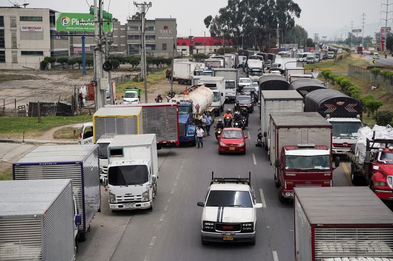 La concentración del transporte de carga en las carreteras expone las cadenas de suministro a cierres viales y problemas climáticos. - crédito REUTERS/Nathalia Angarita