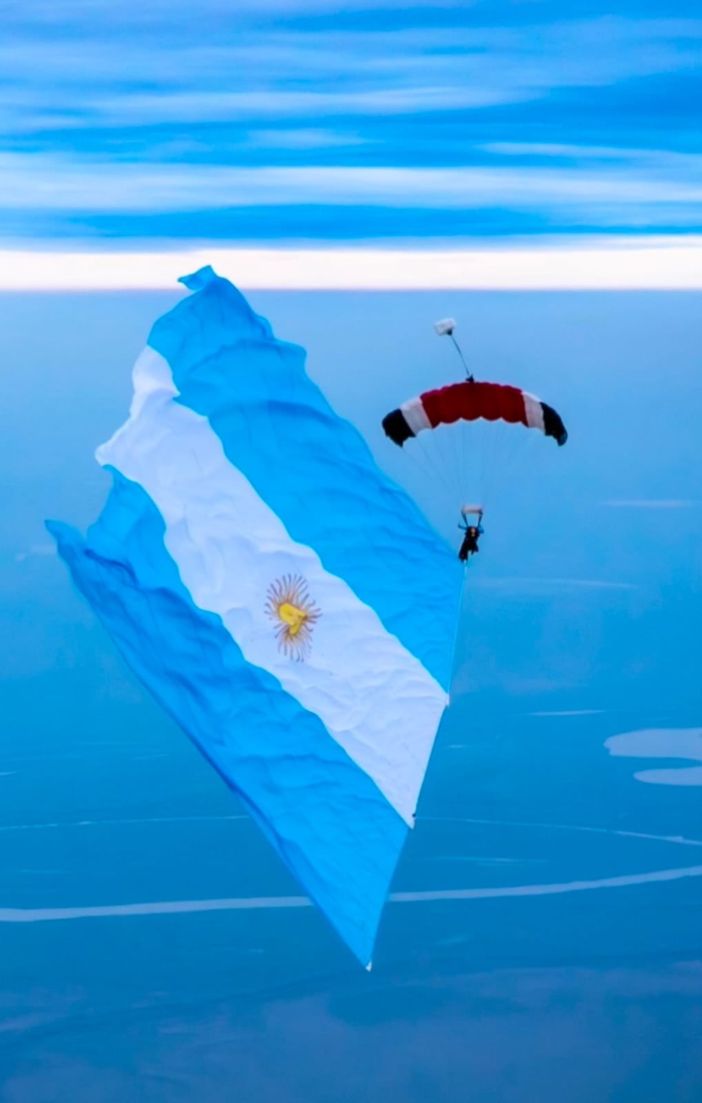 Argentina primero: con sus 21 metros de ancho por 31 de largo, la bandera desplaza del ranking a la histórica insignia norteamericana de 18 por 26 metros (paracaidismo.total)