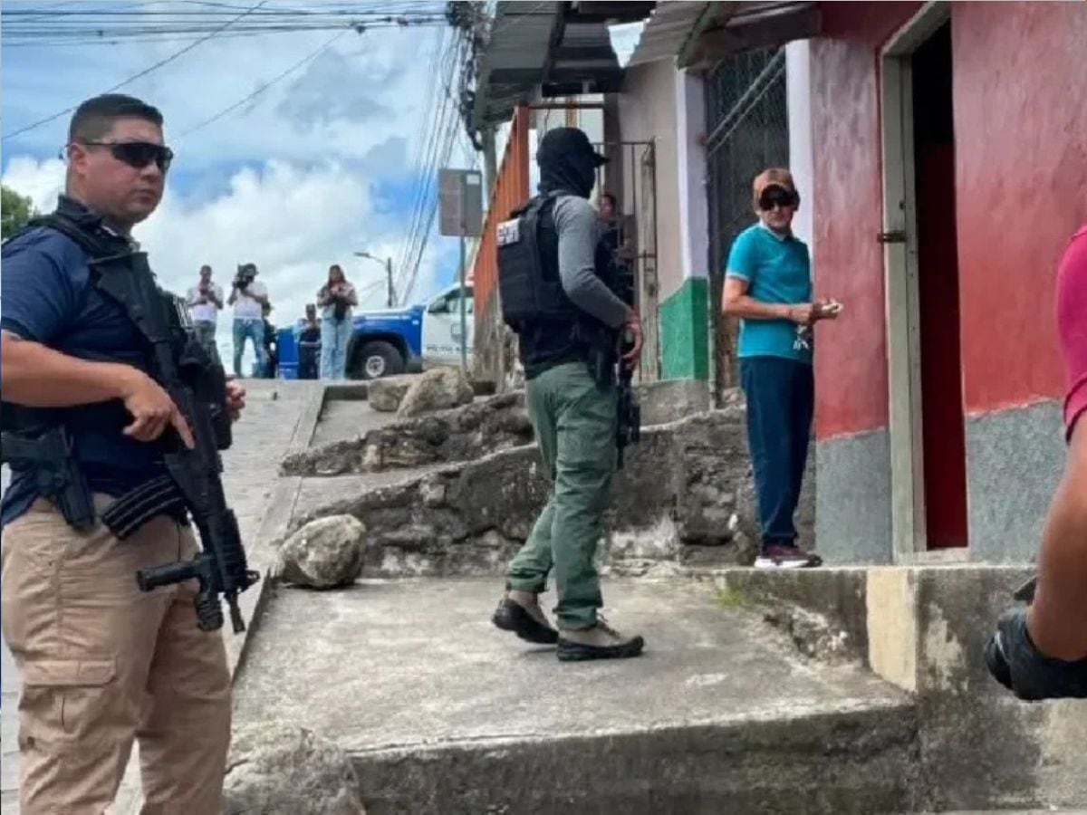 Fiscales y policías realizaron inspecciones en Gracias, Lempira. (FOTO: X)