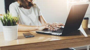 Las mujeres son el 50% de la población pero solo firman el 15% de los artículos de opinión (Shutterstock.com)