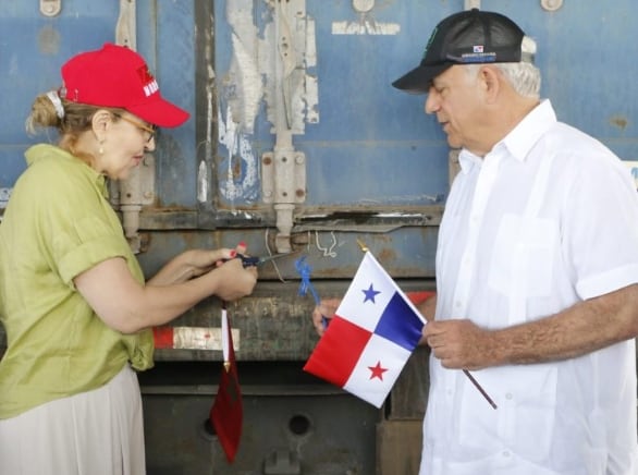 La embajadora del Reino de Marruecos en Panamá, Bouchra Boudchiche, y el ministro de Desarrollo Agropecuario, Roberto Linares, recibieron en junio las mil toneladas de fertilizantes donadas a Panamá. (Mida)