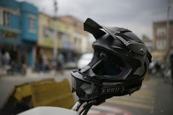 Para los usuarios que suelen utilizar de forma recurrente esta clase de aplicaciones para movilizarse por la ciudad se recomienda contar con un casco propio - crédito archivo Sergio Acero / Colprensa