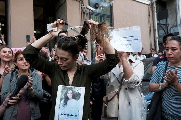 Las manifestaciones por el asesinato de Mahsa Amini se extendieron por el mundo. Mujeres de diferentes nacionalidades se cortaron el cabello en señal de protesta. En este caso, la iraní Nasibe Samsaei, que vivía en 2022 en Turquía, realiza su acto militancia fuera del consulado iraní en Estambul (REUTERS)