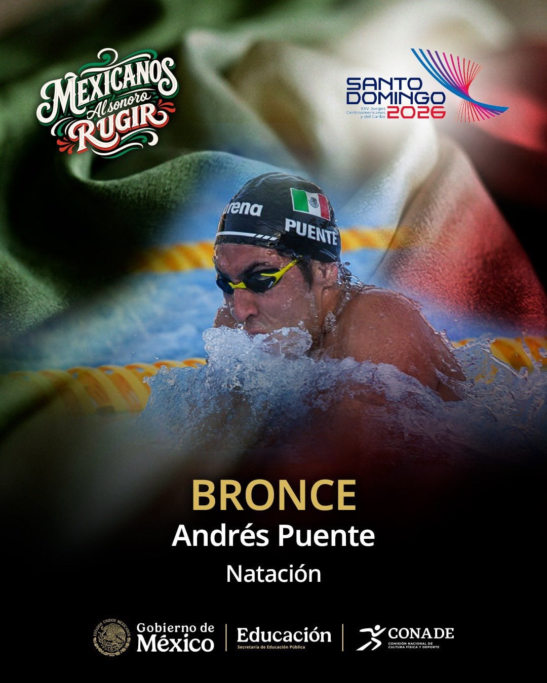 El nadador Andrés Puente compite en una piscina mientras se anuncia su medalla de bronce, con logos del Gobierno de México y Santo Domingo 2026. ( X / CONADE)