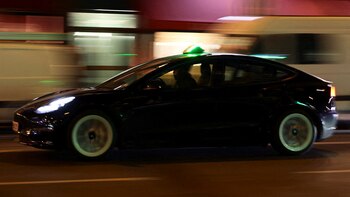 Tesla retiró casi medio millón