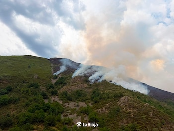 Incendio forestal en la aldea de Ayabarrena, en el término municipal riojana de Ezcaray (La Rioja). (Gobierno de La Rioja/EFE)