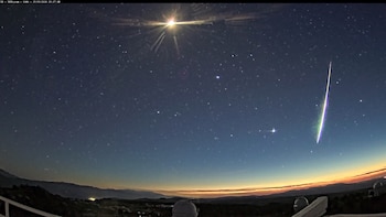 Una bola de fuego procedente de un cometa ilumina la noche andaluza