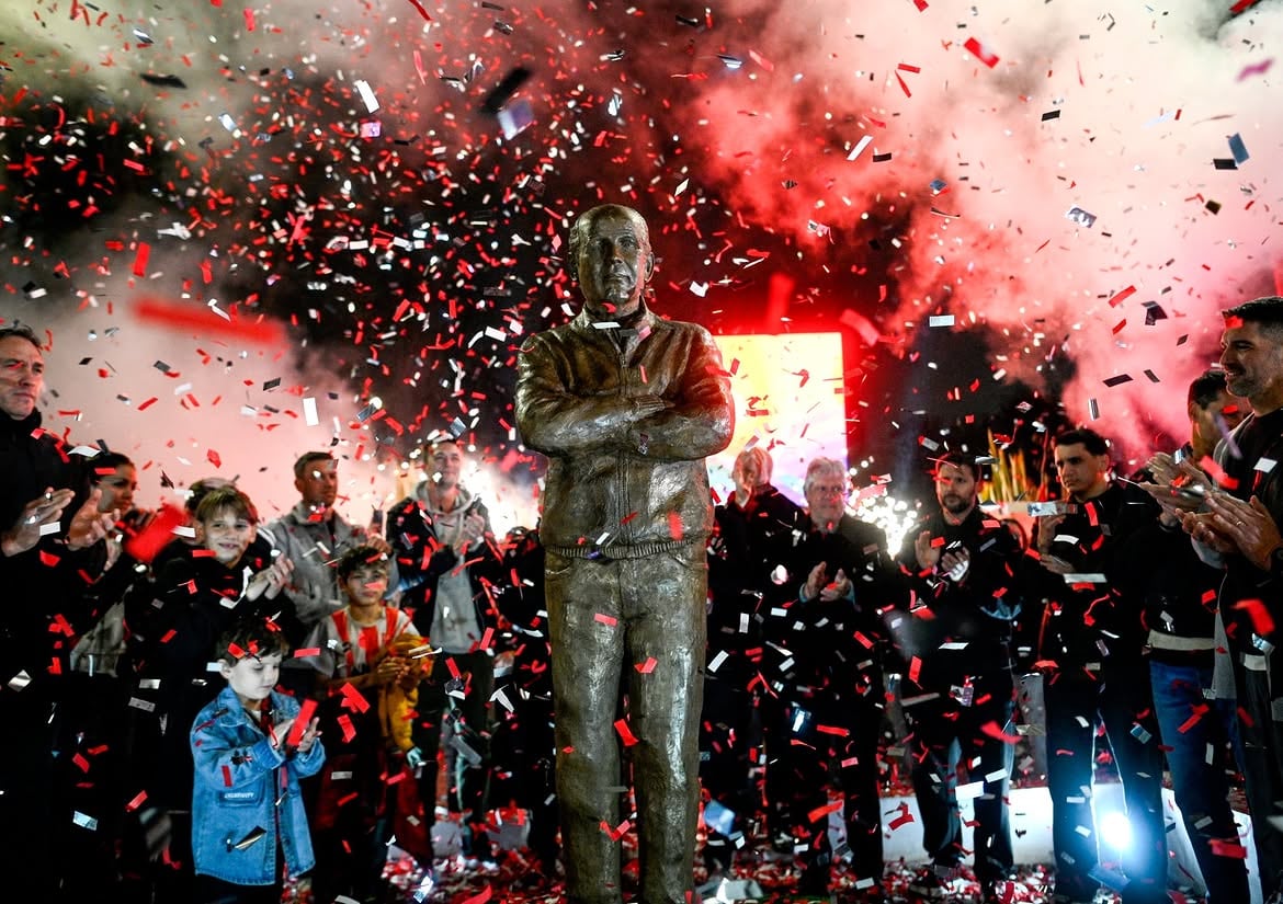 La estatua de Alejandro Sabella en Estudiantes de La Plata