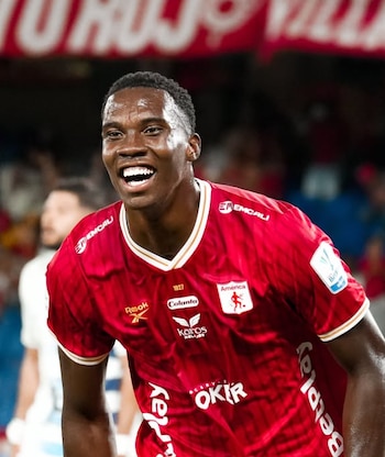 Él es Kevin Ángulo, jugador del América de Cali que marcó sus primeros dos goles oficiales con el equipo ante Boyacá Chicó - crédito América