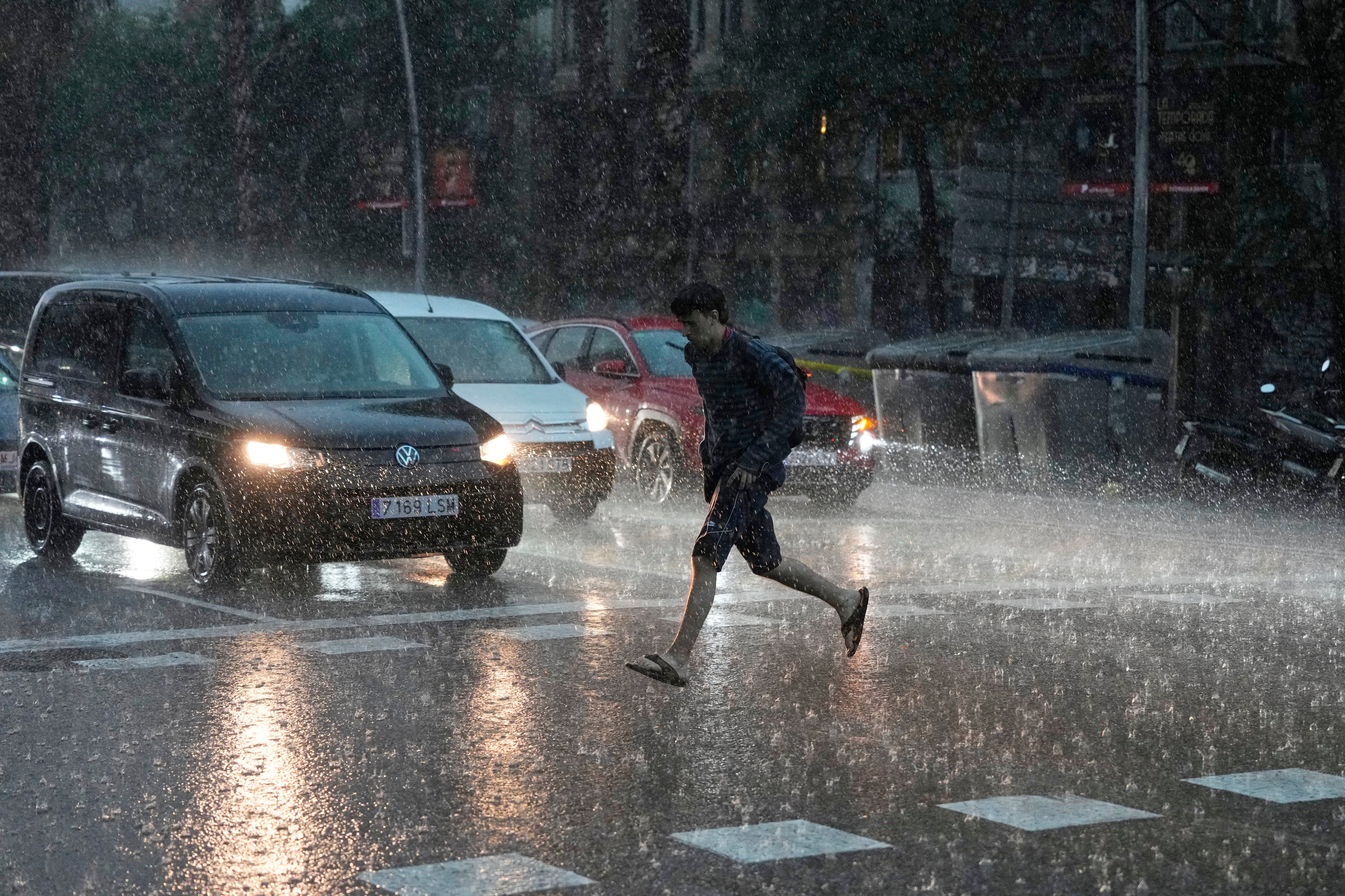 Una calle de Barcelona durante el temporal de lluvia, a 29 de septiembre de 2026. (EFE/Alejandro García)
