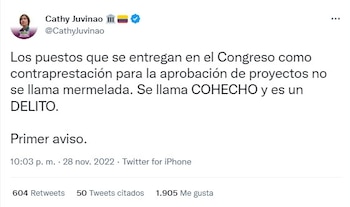 La representante parece estar molesta,