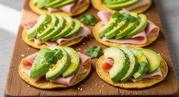 tostadas de galleta de maíz con aguacate, jamón de pavo, aceite de oliva y sal