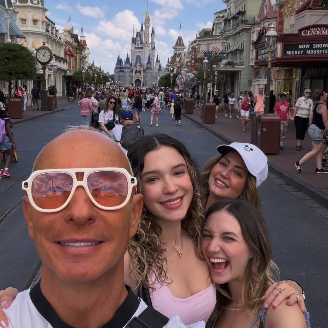 Erik Rubín, Andrea Legarreta y sus hijas disfrutaron de unas felices vacaciones familiares posando sonrientes frente al icónico Castillo de Cenicienta en Disney (Erik Rubín: Instagram)