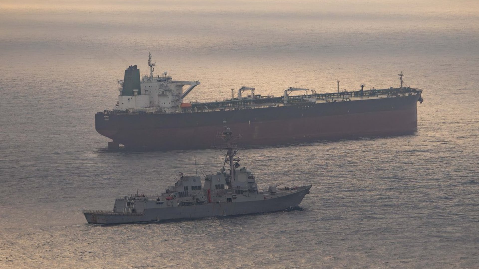 Imagen difundida por el CENTCOM muestra al USS Rafael Peralta durante la interceptación de un buque iraní en aguas cercanas al golfo de Omán