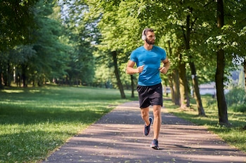 Un hombre corre por el