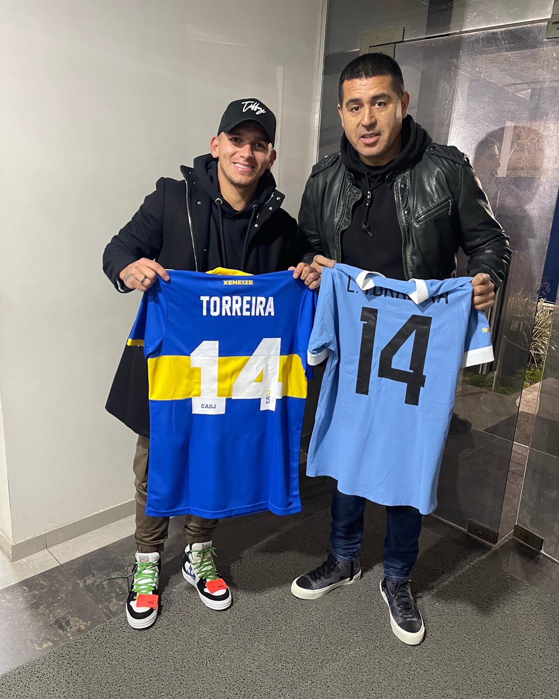 Lucas Torreira y Juan Román Riquelme intercambiaron camisetas