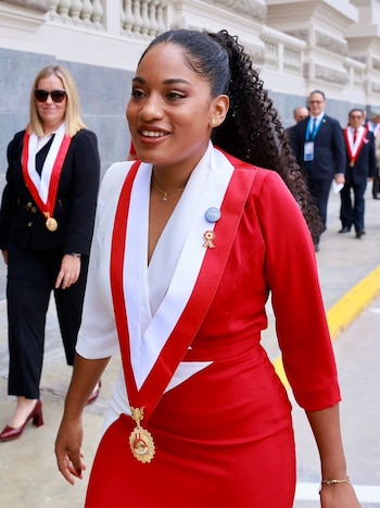 Rosángella Barbarán apostó por un rojo vibrante que, según la consultora Patricia Quinto, fue “too much” para una ceremonia donde no era la protagonista. Congreso de la República.