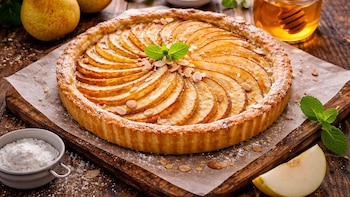 Tarta de pera: una receta dulce para disfrutar de una sobremesa y sorprender a tus invitados