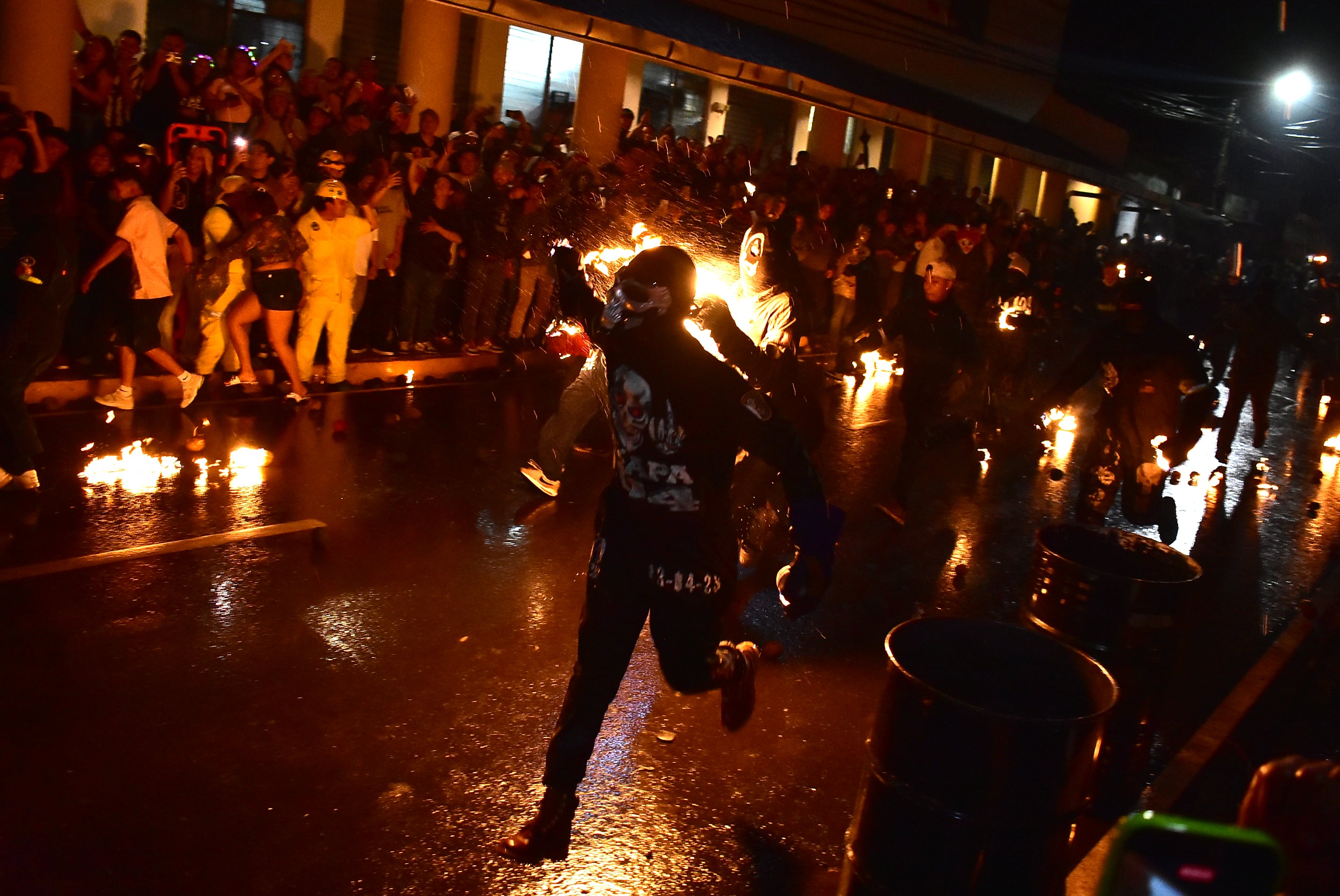 El momento más esperado de la noche llegó a las 8:00 pm, cuando dos equipos de jóvenes comienzan a hacerse sentir junto al intenso calor que emanan las bolas de fuego. (Infobae Centroamérica/Emerson Del Cid)