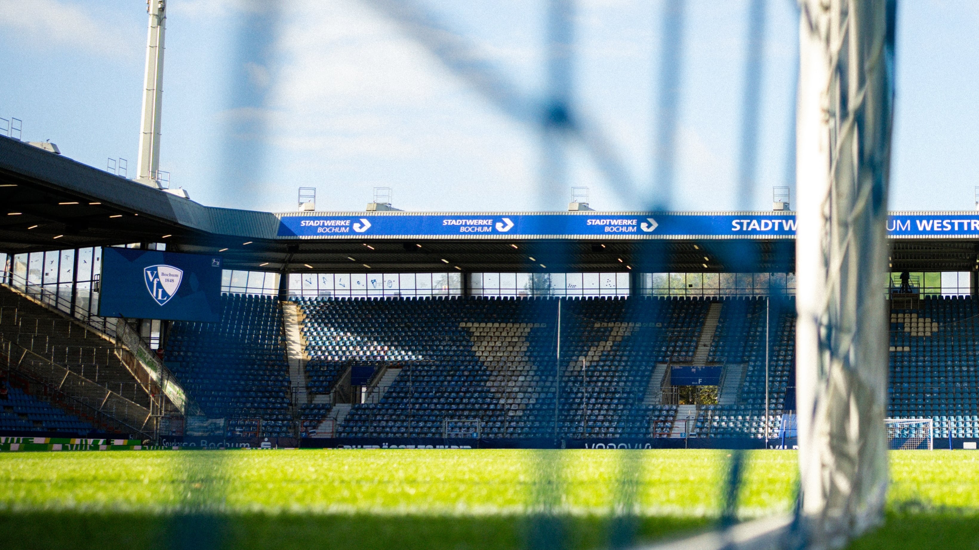 La orden municipal afecta cuatro bloques de la grada oriental del Ruhrstadion tras un informe técnico que detecta el efecto trampolín (@vflbochum1848.official)