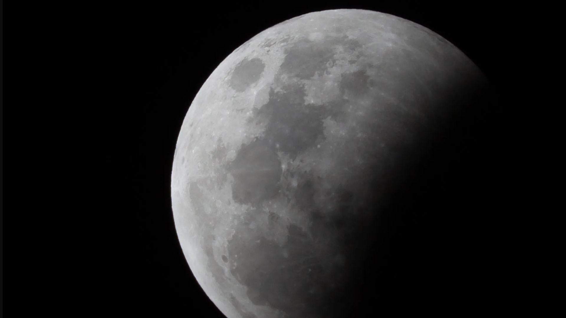 Agosto de 2026 incluirá un eclipse solar total el 12, con una franja de totalidad que cruzará Groenlandia, Islandia y la Península Ibérica - (Wired)