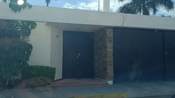 Vivienda baleada, presuntamente vinculada con Rocha Moya. Crédito: Redes Sociales