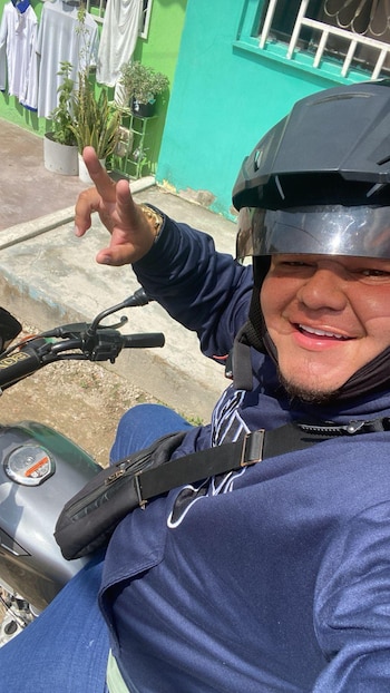 La investigación policial reveló que los contenidos aparentemente inofensivos de Chacón ocultaban la promoción y ejecución de delitos de extorsión - crédito Junior Chacón/Facebook