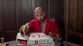 Andrew Tate con unas cajas