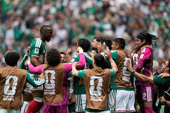 Julián Quiñones, de México (izquierda), celebra tras marcar el primer gol durante el partido de fútbol del Grupo A de la Copa Mundial entre México y Sudáfrica en la Ciudad de México, el jueves 11 de junio de 2026 - crédito AP/Natacha Pisarenko