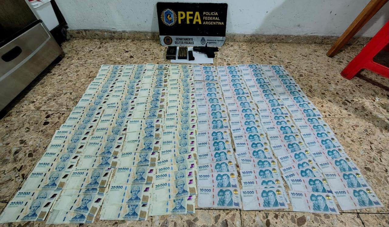 Dinero y la Glock incautados durante los allanamientos
